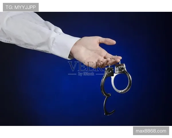 篮球比赛中非法用手防守的具体情形界定与裁判判罚标准详解 篮球比赛中非法用手防守的具体情形界定与裁判判罚标准详解